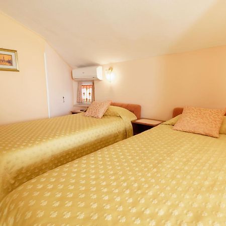 Holiday Home Nevena By Rent Istria Buje Ruang foto
