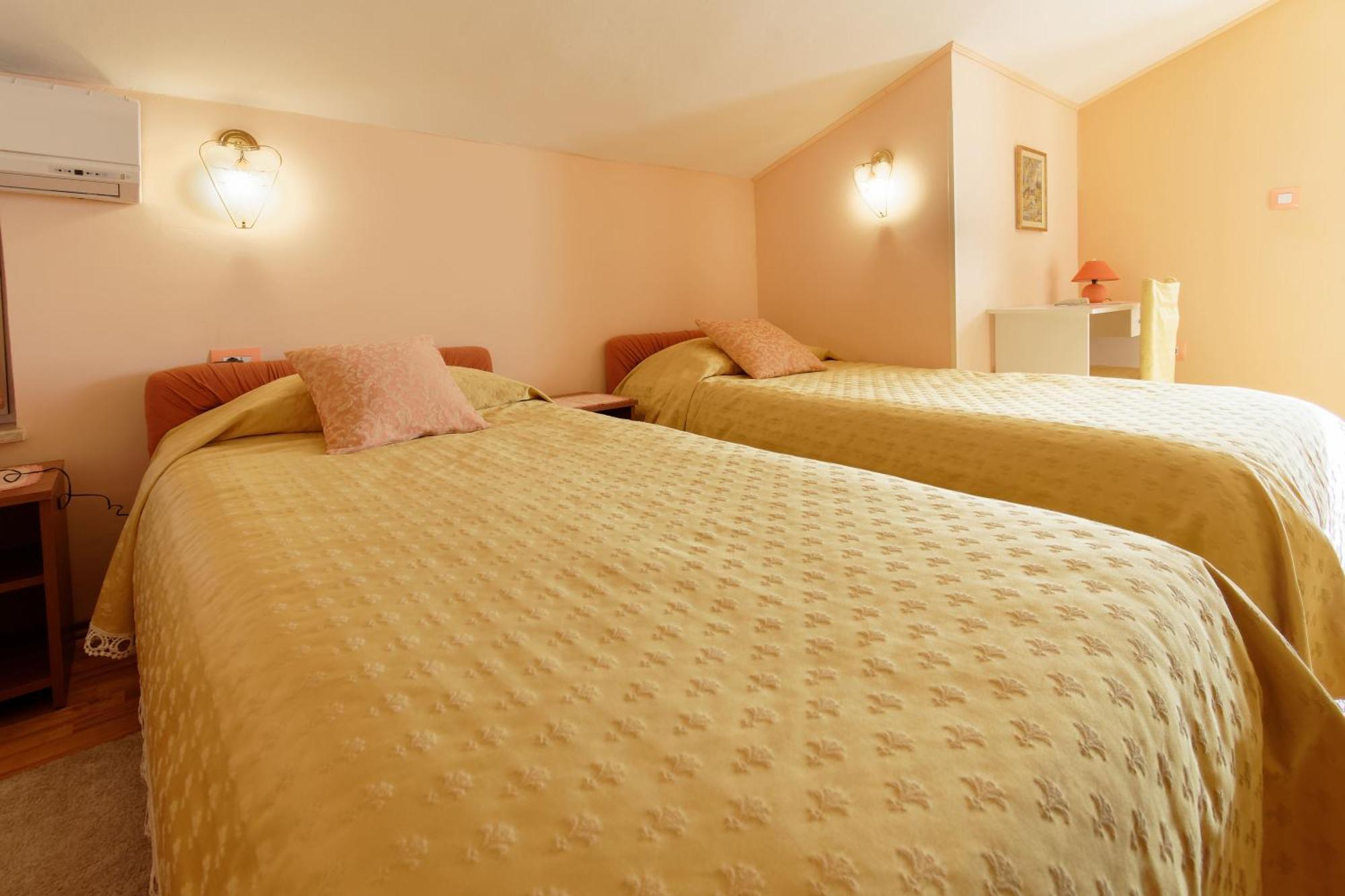 Holiday Home Nevena By Rent Istria Buje Ruang foto